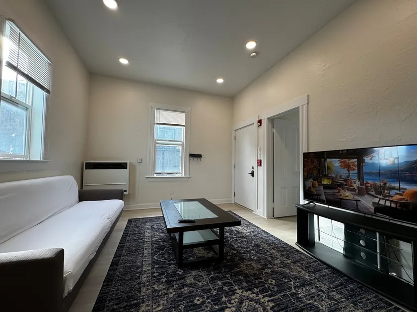 Remodeled 1 Bedroom Steps to UCB w/ Free Parking - Image 1