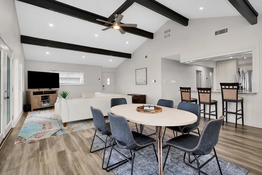 Lake Breeze Haven - Image 1