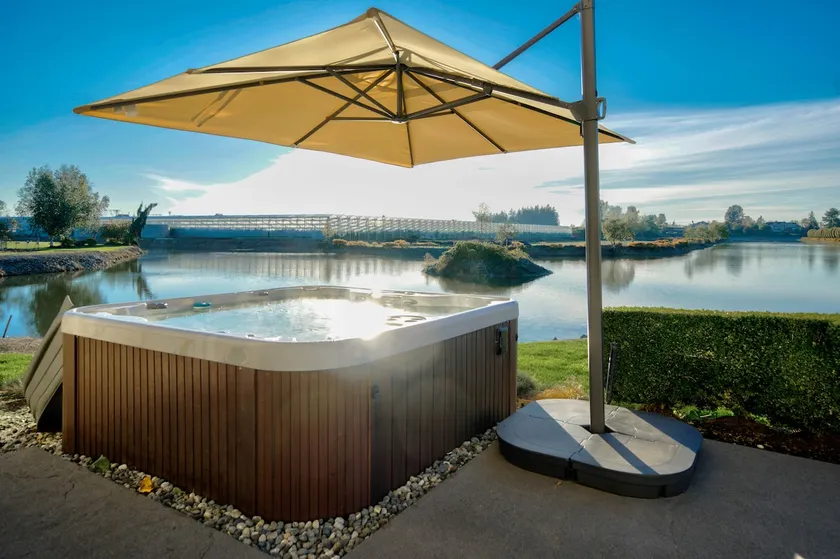 HUGE HOME! Sleeps 21, Lake, Gym, HotTub, Game Room - Image 1