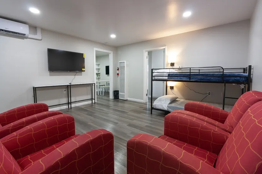 [King + 2x Twin] Laundry + 500MBPS WiFi + Garage - Image 1