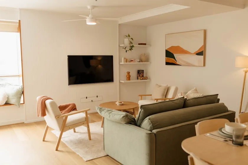 Spacious 2 Bed Apartment w Parking, Pool & Gym - Image 1