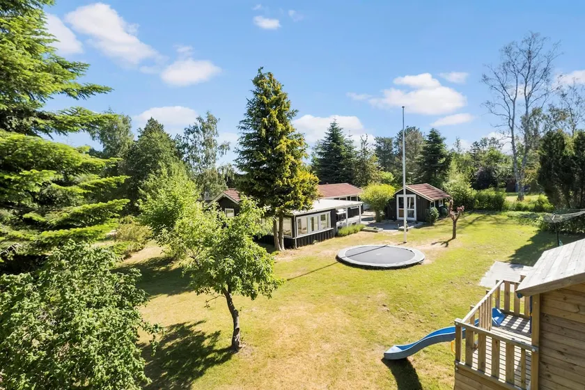 Family oasis near the beach with trampoline and pizza oven - Image 1