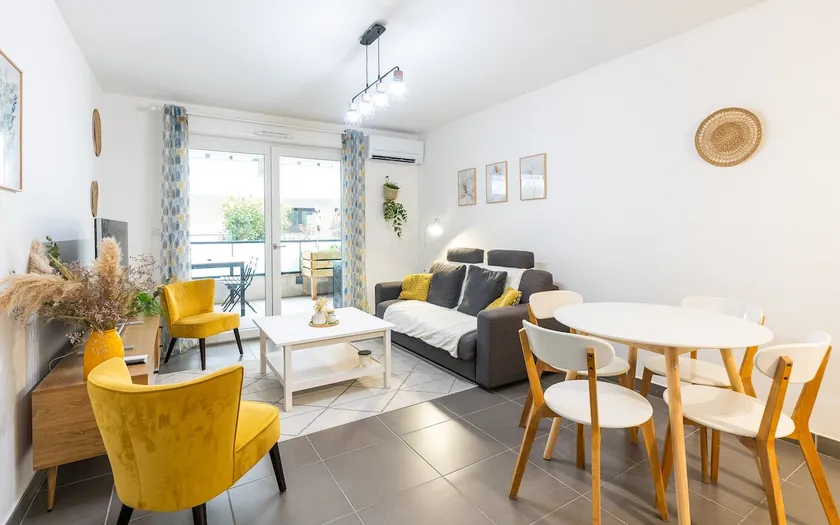 ”Le Barcelone” Beautiful 2-bedroom, Air Conditioning, Terrace, Downtown - Image 1