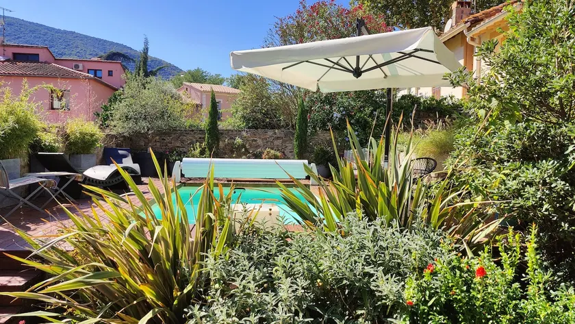 Superlative old town property with pool & bar room - Image 1