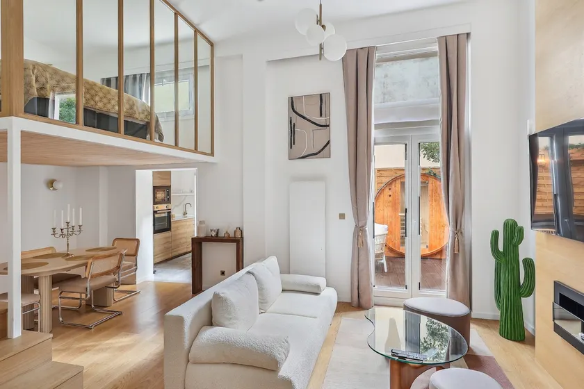 Luxurious suite with private garden, sauna and Jacuzzi - Image 1
