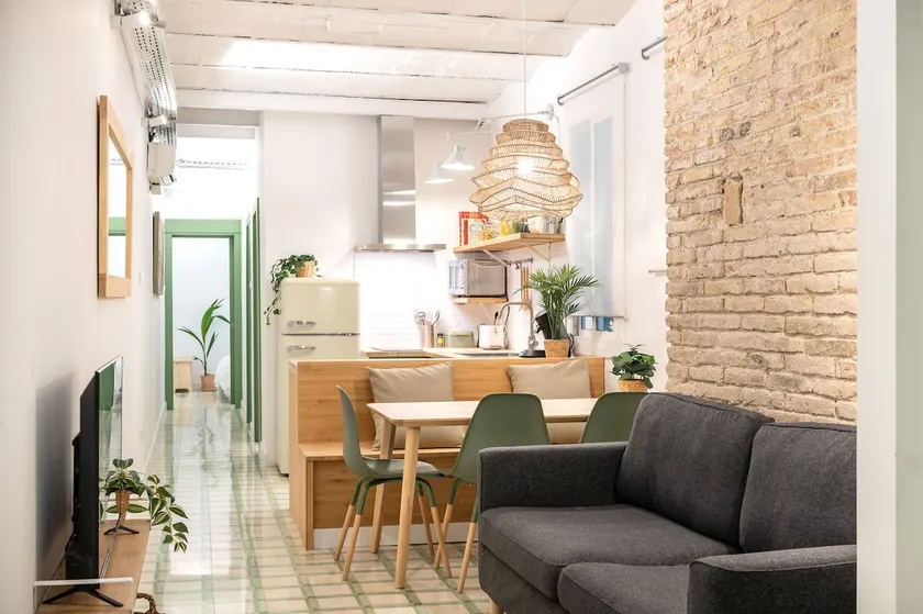 Charming renovated Apt. minutes from the center - Image 1