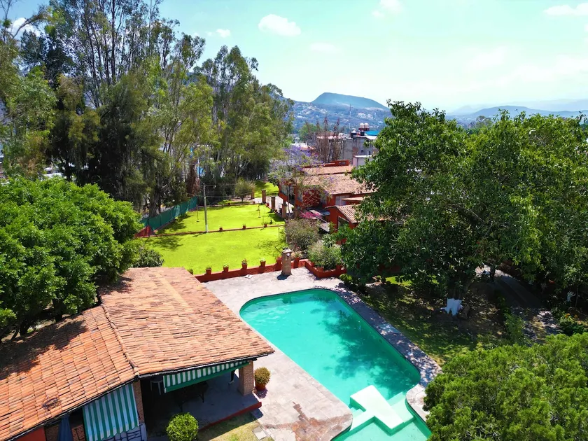 Family villa with pool - Image 1