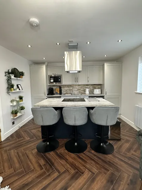 Central Manchester Three Bedrooms & Two bathrooms - Image 1