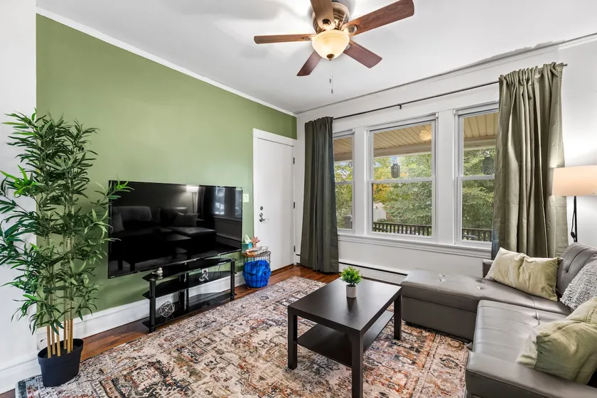 Roomy Apartment 10 miles from Chicago - Image 1