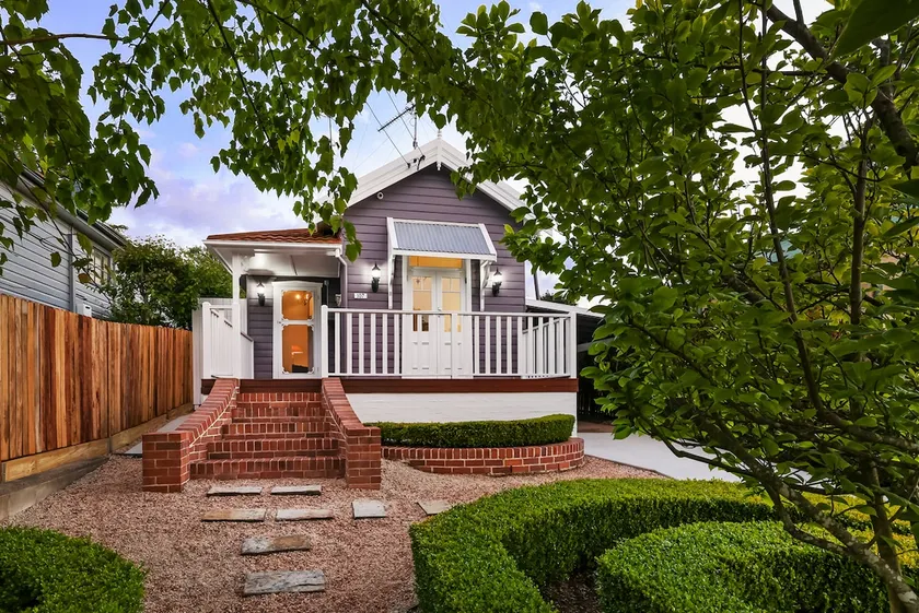 Charming South Leura Mall Cottage with log fire - Image 1