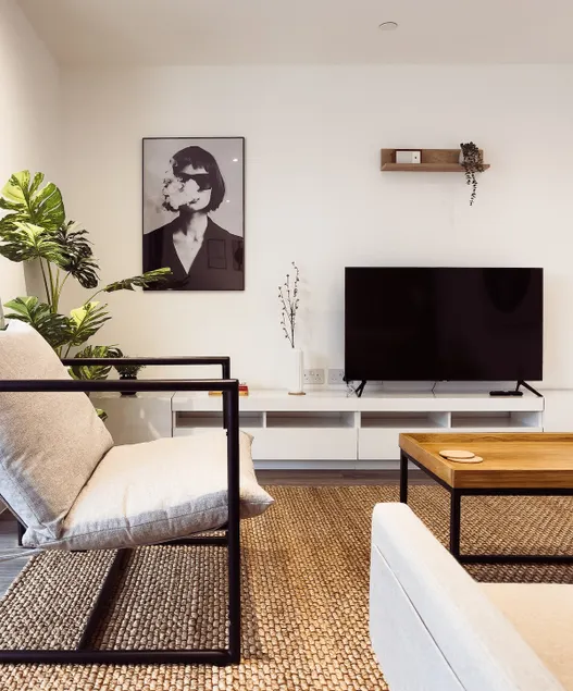 Modern 1-Bed Apartment | Parking & Fast WiFi - Image 1