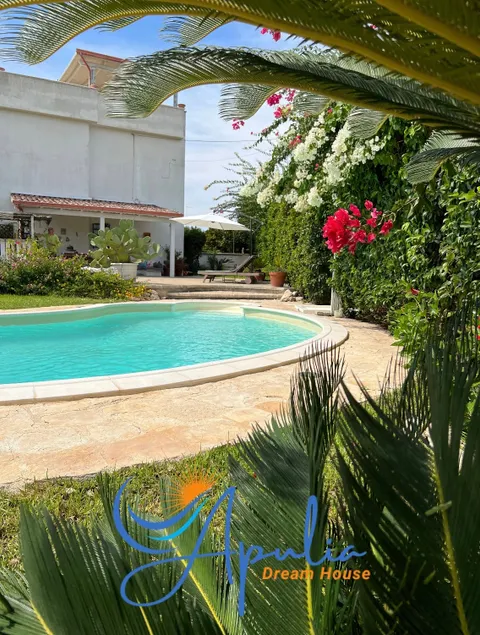 Vacation home with pool - Image 1