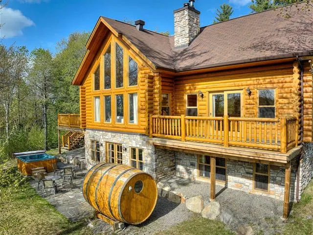 Spacious log cabin with pool and games - Image 1