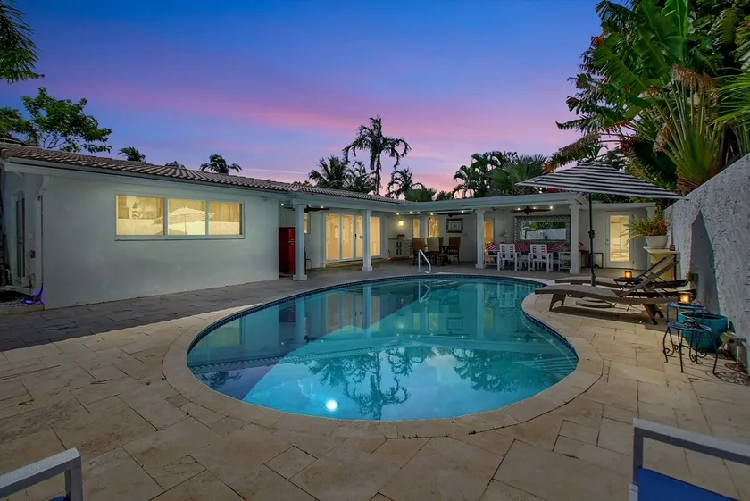 Wilton on the water courtyard and Heated Pool - Image 1