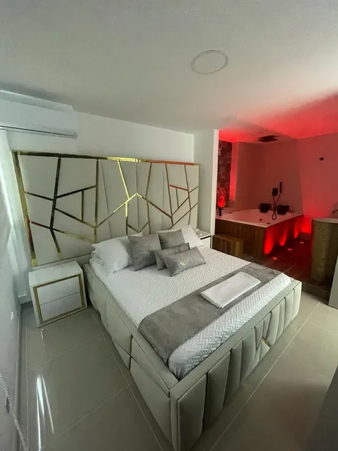 Luxurious apartment with a hot tub in st fe - Image 1