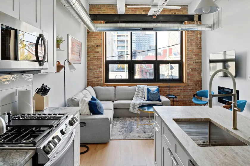 Fantastic West Loop 2 bedroom - Image 1