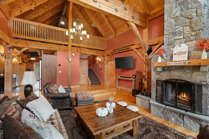The Lazy Bear Chalet-4 Miles to Mt.Snow w/ Hot Tub - Image 1