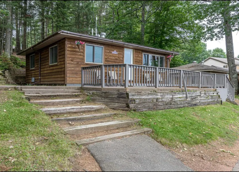 Sandy Bear Chalet with pontoon available for rent - Image 1