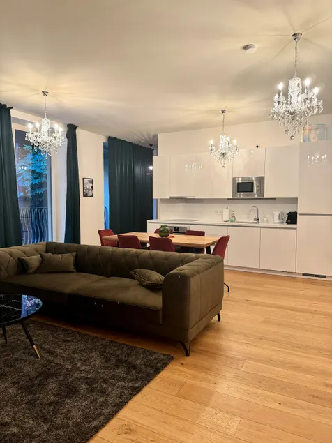 Elegant Escape: 3 BRs, Near Museums & Parliament - Image 1