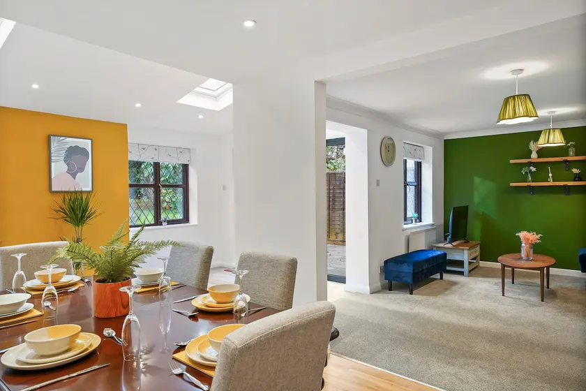 Beautiful 5 bedroom house in Stone, Aylesbury, Free parking - Image 1