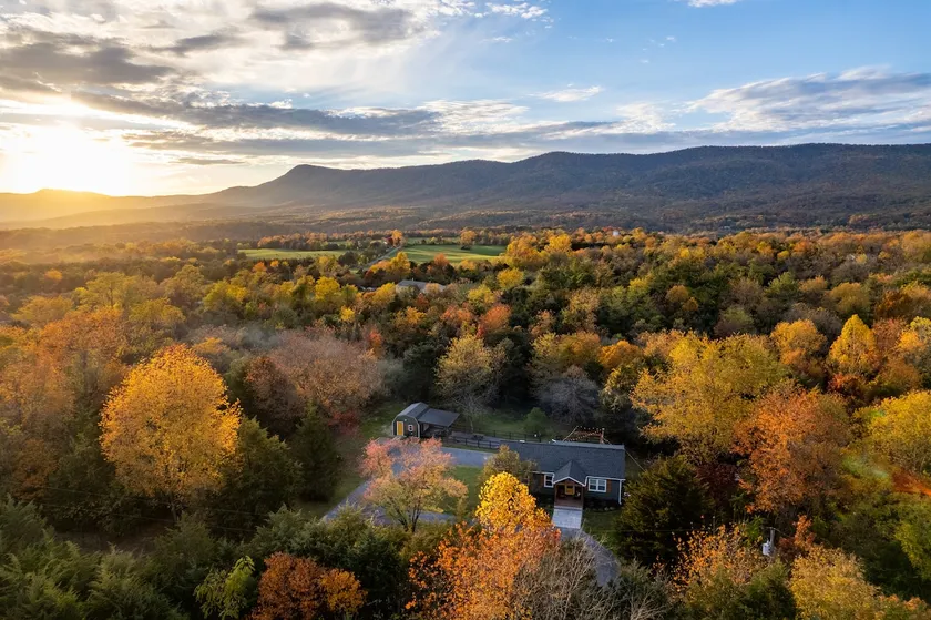 Shenandoah Escape: Hot Tub, Outdoor Movies & Dogs - Image 1
