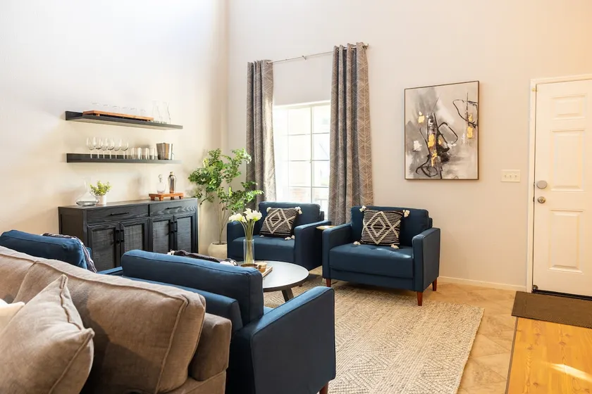 Spacious Oasis w/Jacuzzi & EV Charger 5bdrm - Image 1