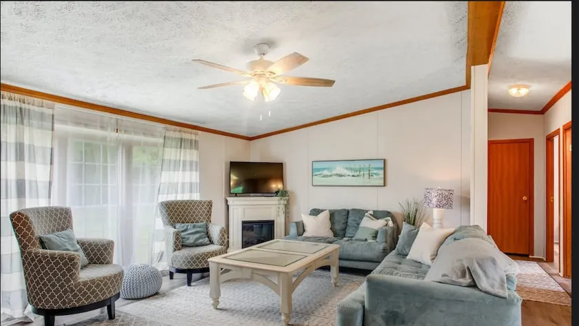 Secluded Beach Retreat: Pet Friendly, King Suite - Image 1