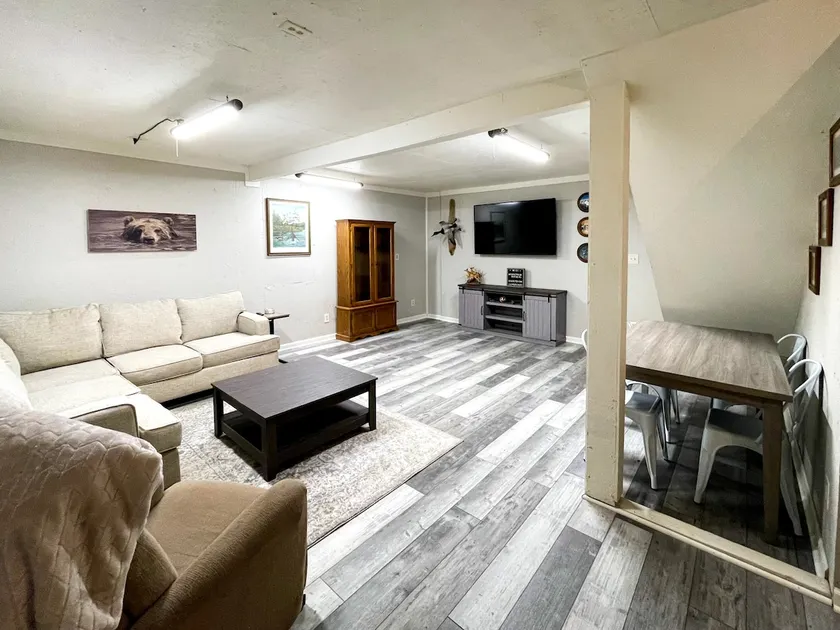 Guest House with Spacious Shop! - Image 1