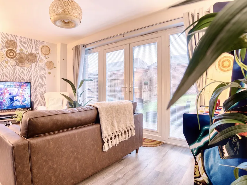 Leeds 4-bed house with hot tub, parking & games - Image 1
