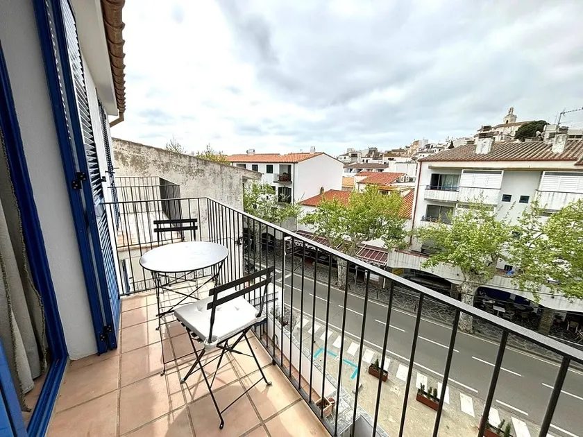 Renovated triplex in the center. - Image 1