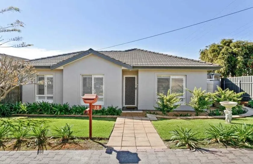 3 BR Retreat W/ Patio & Garden Mins To Brighton - Image 1