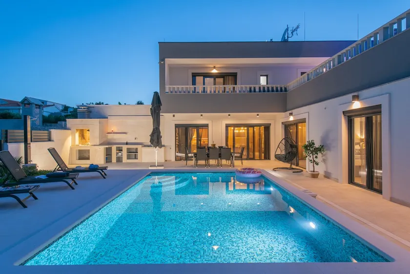 Family Villa Mia with sea view & heated pool - Image 1
