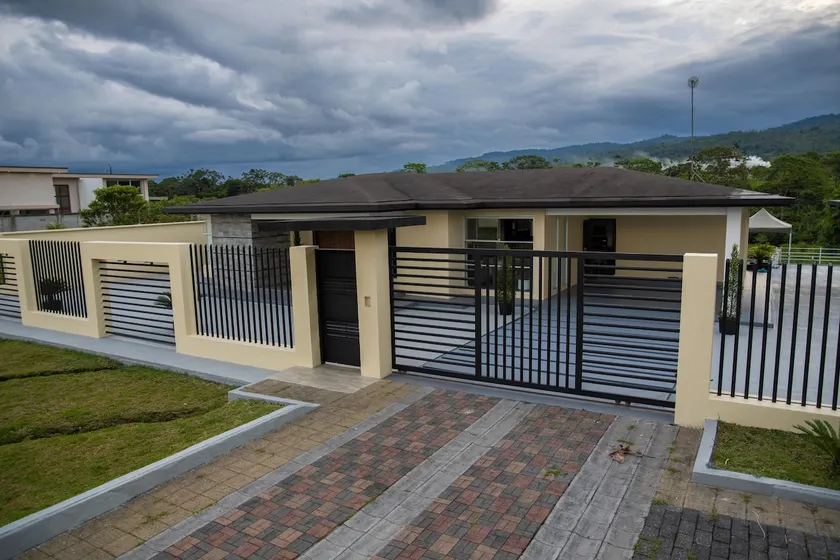 Spectacular Modern House in El Puyo! - Image 1