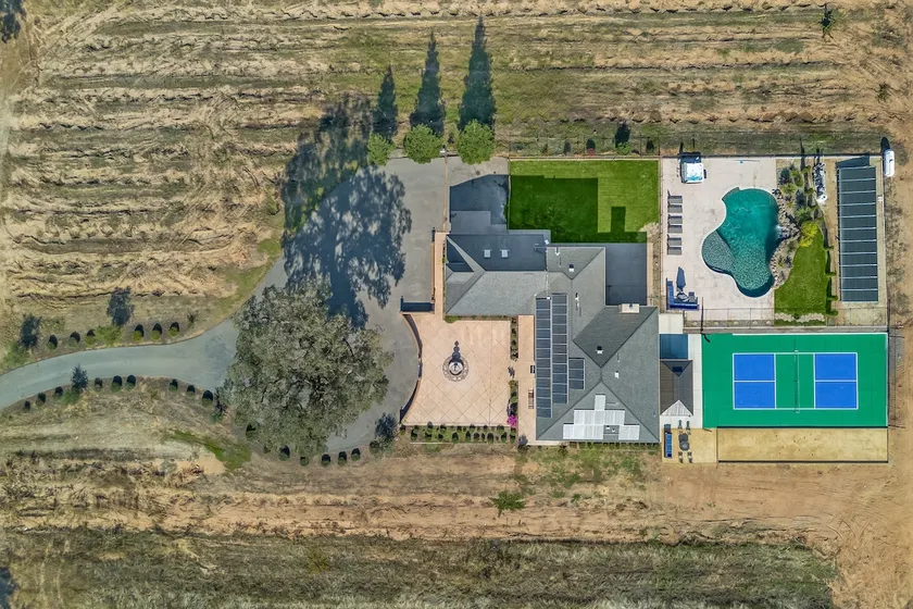 Luxury 4 Acre Estate - Pickleball, Pool, Hot Tub! - Image 1