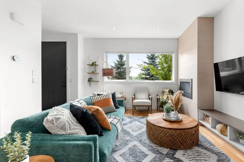 Elegant 3 Bedroom Townhouse Near Downtown Calgary - Image 1