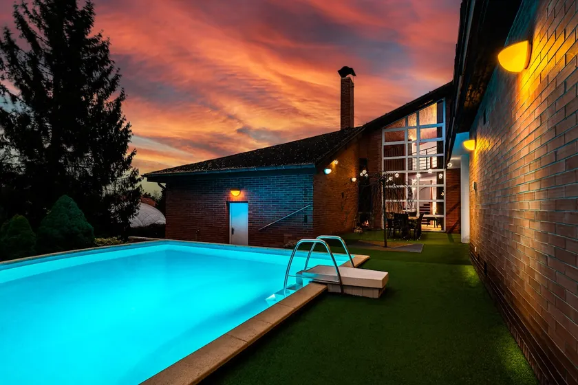 Amazing villa pool sauna hot tube & free parking - Image 1