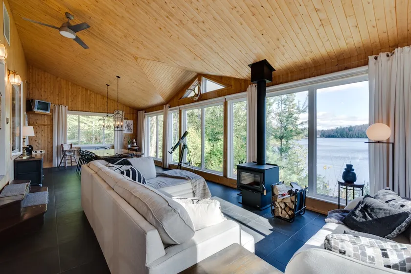 Quiet lakeside retreat, hot tub - Image 1