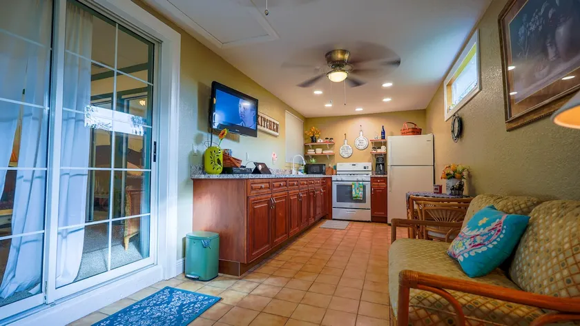 NEW Vero’s most relaxing stay W/ shady patio - Image 1