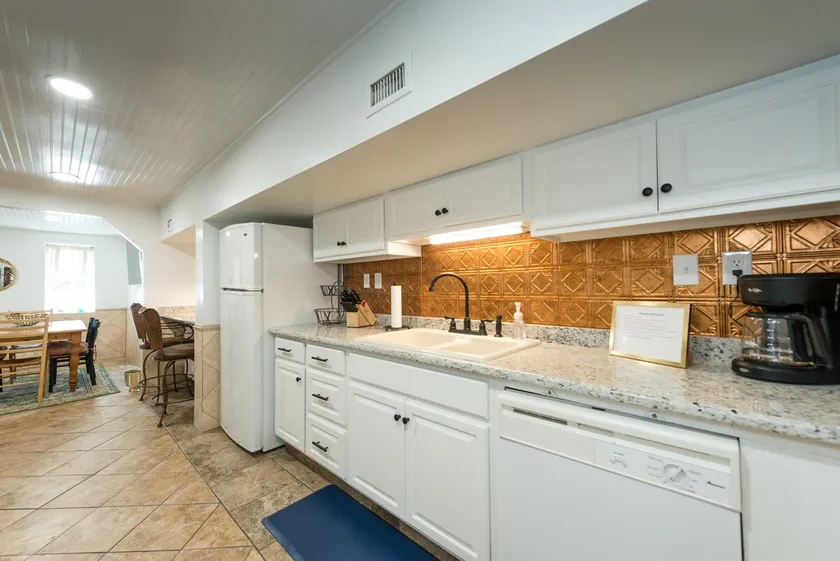 Hickory St. Lodge @ the square! - Image 1