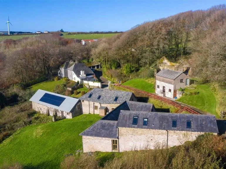 Beautiful Barn Conversion with Games Room - Image 1