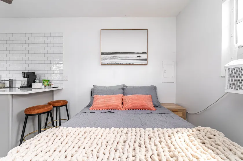 Gated Modern Bright Studio| W/D | 5 min to Beach - Image 1