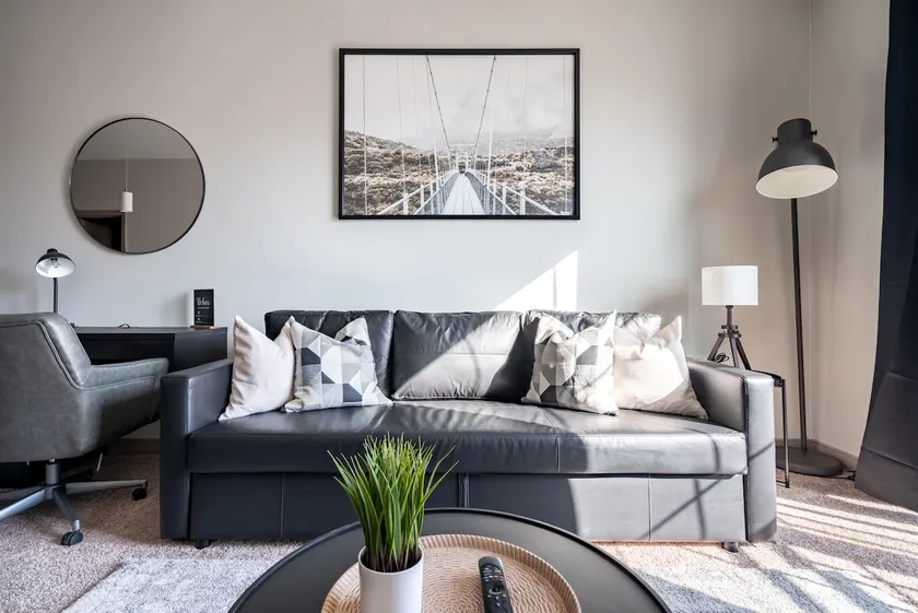 Luxury Downtown Apartment - Image 1