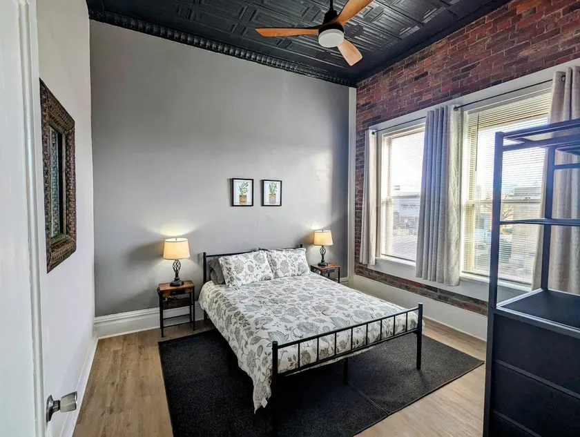 Comfortable 2BR on the Square, Free Laundry - Image 1