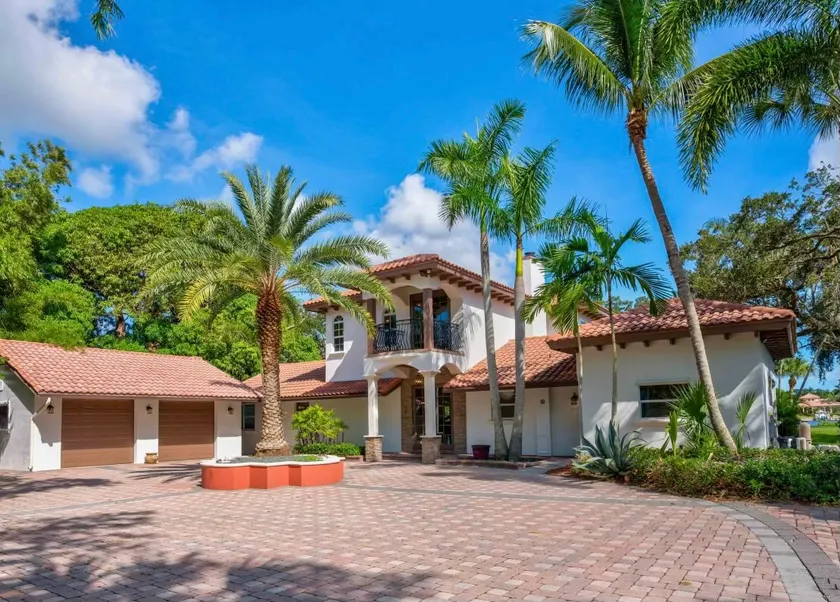 6 bed/5 bath waterfront home. - Image 1