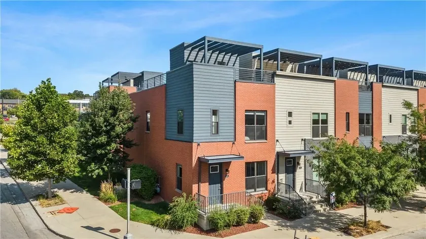 Downtown Townhome w skyline view - Image 1