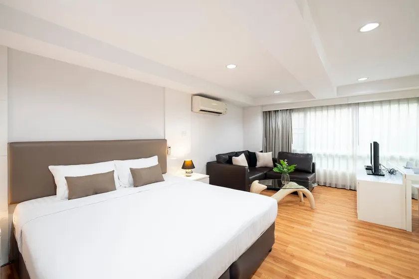 Private apt Sukhumvit 26, 500m 2Train, Wash/Dryer - Image 1