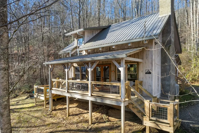 Pet friendly, Fenced yard, Hot Tub, Hi-Speed WiFi - Image 1