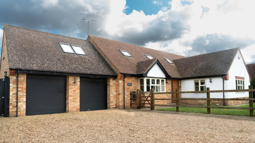 Superb 4BD Stay in Wyton and Houghton Village - Image 1