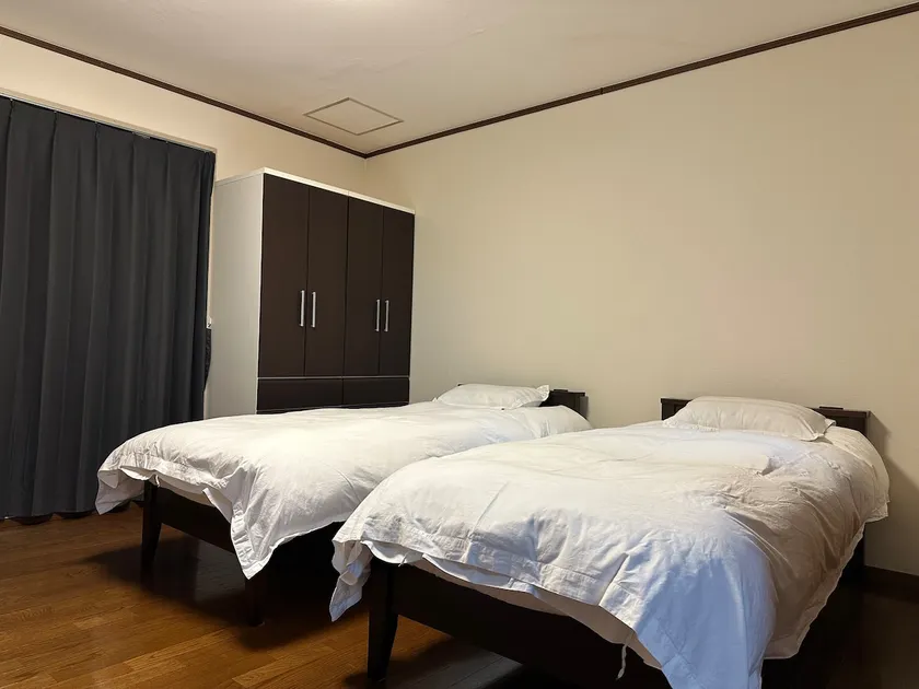 Spacious 2LDK. Namba and Nihonbashi are also 8 minutes by train! 35 minutes to Nara! 7-minute walk to the nearest station! Recommended for long stays - Image 1