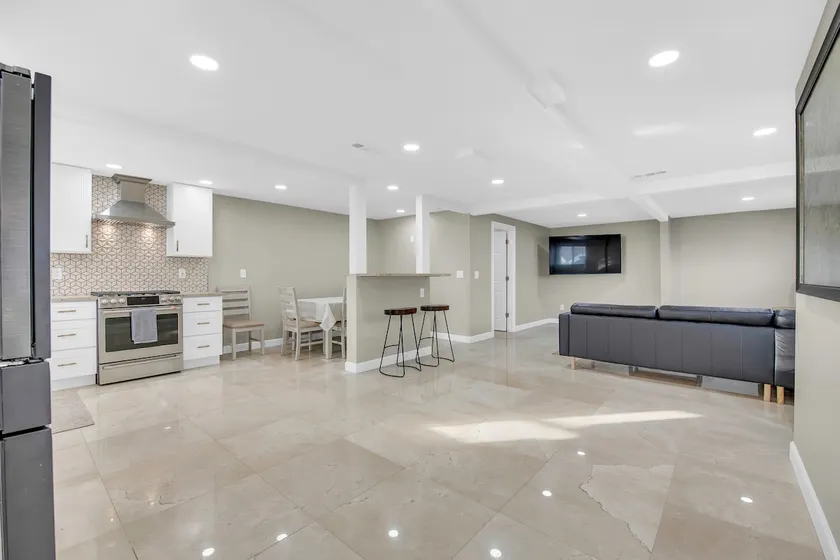 Luxurious New 3 Bedrooms Apartment! - Image 1